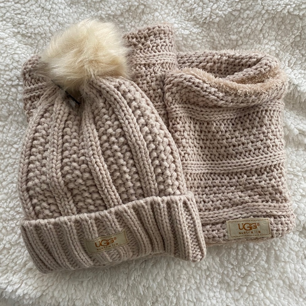 Ugg 2pc hat and scarf
